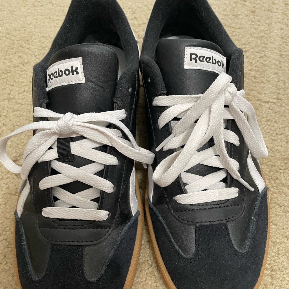 Reebok Men's 9/Women’s 10 Black and White Sneakers with Brown Sole
